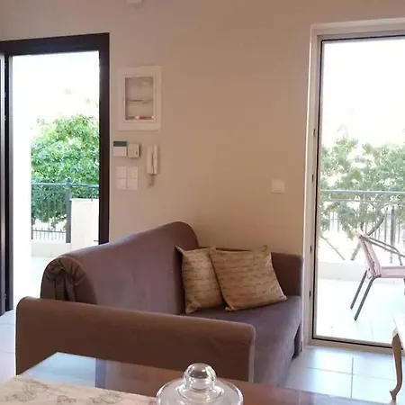 Coastal Garden Retreat: Cozy Near & Apartment