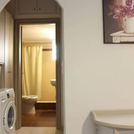 New, Bright, Cozy, Autonomous With Private Entrance And Garden, 42 M2, 5min To The And Center Kalamáta