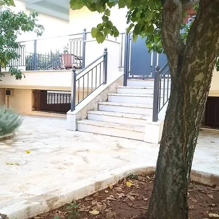 New, Bright, Cozy, Autonomous With Private Entrance And Garden, 42 M2, 5min To The And Center