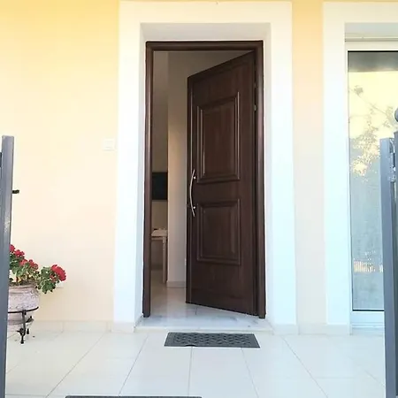 Coastal Garden Retreat: Cozy Near & Apartment Kalamata
