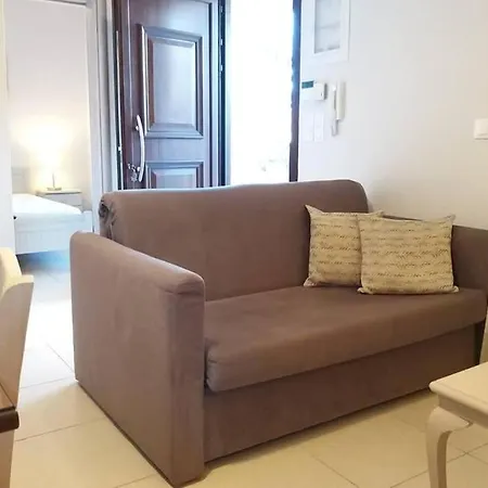 Coastal Garden Retreat: Cozy Near & Apartment Kalamata
