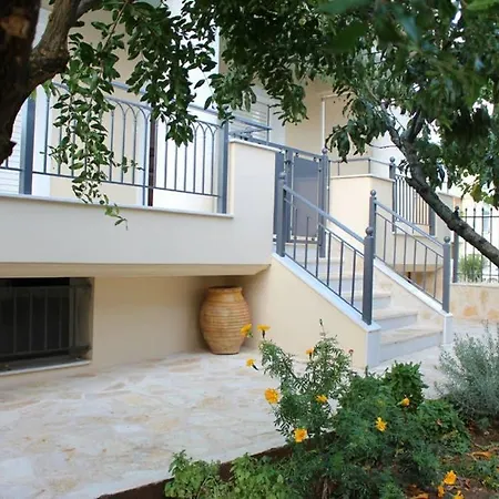 New, Bright, Cozy, Autonomous With Private Entrance And Garden, 42 M2, 5min To The And Center *