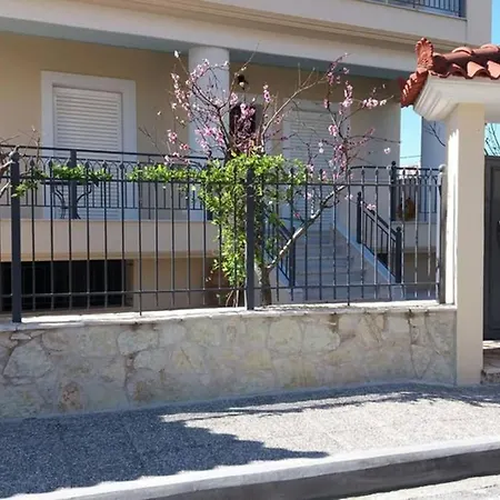 New, Bright, Cozy, Autonomous With Private Entrance And Garden, 42 M2, 5min To The And Center *